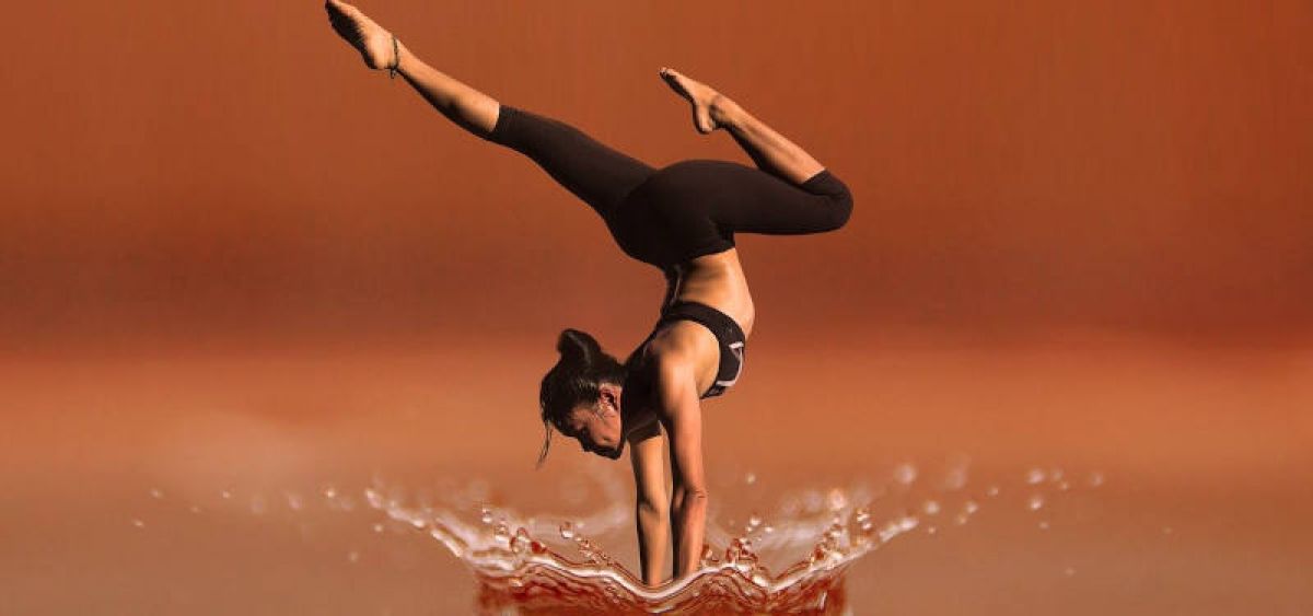 Mujer haciendo yoga